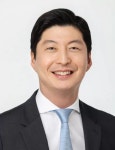 주거취약 계층 사는 낡은 집 찾아가 창문 샷시 바꿔주는 잘생긴 회사원들... 정체 봤더니
