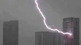 집 안에서 설거지 하다 번개 맞고 쓰러졌어요... 보고도 믿기 힘든 상황 (CCTV 영상)