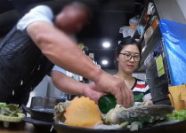 카메라 켜져 있는 줄도 모르고... 횟집서 혼술하는 여성 유튜버 몸 더듬거린 만취 아저씨들