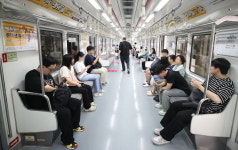 지하철 열차 안에 무선 충전기 있는 거 저만 몰랐나요?... 서울 사람도 잘 모른다는 신기능