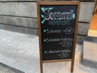 입간판에 가격 유로로 표시한 국내 디저트 가게... 누리꾼 반응 갈렸다