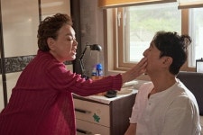 故 김수미 유작 귀신경찰 마지막 현장 사진 공개... 아들 역 신현준과 찐 모자 케미 자랑