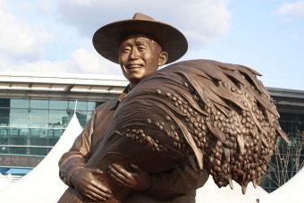 동대구역에 세워진 '박정희 동상'... 안경 씌워보니 홍준표 대구 시장 '닮은꼴' 주장