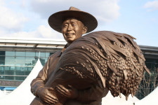 동대구역에 세워진 박정희 동상... 안경 씌워보니 홍준표 대구 시장 닮은꼴 주장