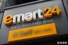 급할 땐 편의점에서 출금해요... ATM 수수료 0원 금융 혜택 늘린다