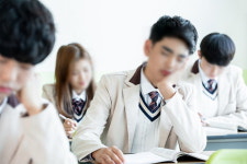 수업중 여선생님에게 성적 발언한 중학생, 사회봉사 3시간 처분 불복했다가 결국...