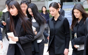 '올 블랙' 정장 차려입고 법원에 전원 출석한 뉴진스(NJZ)