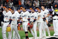 롯데 4연승, 한화 5연승 기록하며 2·3위로 도약... 순위 요동치고 있는 KBO