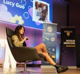 팝가수 누르고 세계 최연소 억만장자 된 30세 여성... 뭘로 돈 벌었나 봤더니