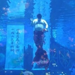 아이들 동심 파괴시킨 어느 아쿠아리움 뚱보 인어... 살 흔들며 유영해 (영상)