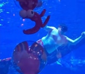 아이들 동심 파괴시킨 어느 아쿠아리움 뚱보 인어... 살 흔들며 유영해 (영상)