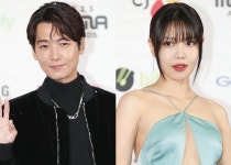정경호 왼손 약지에서 '반지' 포착... 12년째 공개 열애 중인 최수영과 '결혼설' 제기됐다