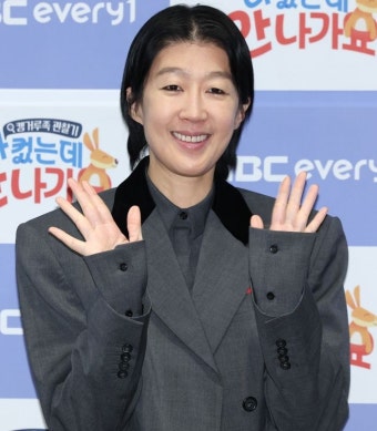 홍진경, 빨간색 의상 입은 사진 올렸다가... '정치색 논란'일자 게시글 삭제