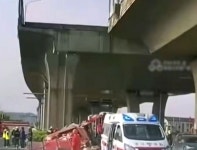 4차로→3차로 순식간에 사라진 차선... 5명 추락해 사망한 무서운 중국 도로 상황 (영상)