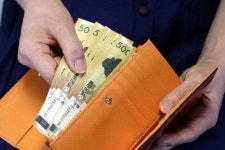 대학생 딸이 한달 용돈으로 150만원 달래요... 자취·알바 안하는 딸 부모의 고민