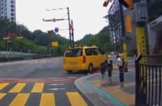 어린이보호구역서 횡단보도 건너던 7세 아이 치고 떠난 학원버스