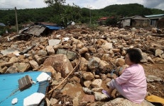 폭우에 무너진 토사가 일가족 탄 차량 덮쳐... 산청휴게소 인근 주유소 여직원이 구했다