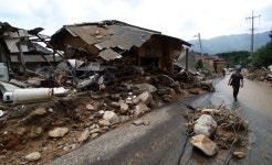 폭우에 무너진 토사가 일가족 탄 차량 덮쳐... 산청휴게소 인근 주유소 여직원이 구했다