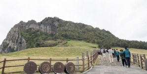 무너지는 소리 들렸다... 제주 성산일출봉서 굴러떨어진 80cm 크기 암반