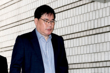 '대장동 비리' 1심 김만배 징역 8년, 추징금 428억 선고