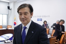 조국, 비대위원장 사퇴... 