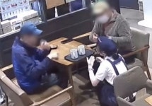 농인 손님 앞에 무릎 꿇고 시선 맞추더니 수어 인사... 누리꾼 울린 이디야 점주 (영상)
