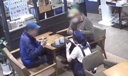 농인 손님 앞에 무릎 꿇고 시선 맞추더니 수어 인사... 누리꾼 울린 이디야 점주 (영상)
