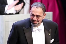 노벨경제학상 수상자 계엄에 맞선 한국 시민들, 전 세계 민주주의 수호의 모범