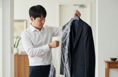 세탁소 비닐 벗기고, 옷장 바닥에 이것 넣으면 겨울옷 수명 10년 늘어납니다