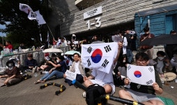 잠실 개표소 앞 밤샘 대치...태극기 든 시민들 
