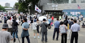 '잠실 개표소 봉쇄' 시위 현장서 여성 불법촬영한 남성, 현행범 체포