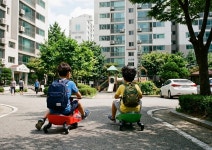 아파트 단지서 '스윙카' 타던 초등생 2명, 차 밑에 깔려 중상
