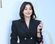 쯔위·채영에 이어 지효도 21년 만에 JYP 떠나나?... 