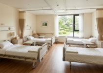 홀로 16명 돌보는 사이 치매 노인 추락사... 法 요양보호사 무죄