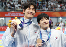 김영범, 아시안게임 자유형 50m 금메달 획득... 한국 수영 첫 금