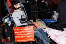 인공호흡기 단 근육장애인들 침대에서 외치다 “우리를 살려 주세요”