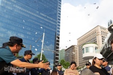 서울역 고가다리 밑 기습 점거한 장애인들 “장애인 생존권 예산 쟁취”  