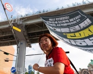 서울역 고가다리 밑 기습 점거한 장애인들 “장애인 생존권 예산 쟁취”  