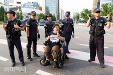 서울역 고가다리 밑 기습 점거한 장애인들 “장애인 생존권 예산 쟁취”  