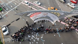 서울역 고가다리 밑 기습 점거한 장애인들 “장애인 생존권 예산 쟁취”  