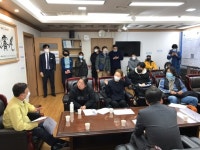 장애인들, 김포시장실 기습 점거 후 시장과 면담