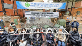 [영상] 쇠사슬로 봉쇄된 신아원 정문, 긴급 탈시설 외치는 장애인들