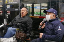 [승강장일기] 시설에 들어가 살래요?