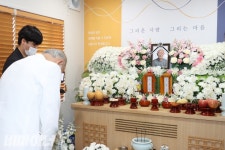 [사진] 향 피우고 묵념하는 김호태 장례위원장