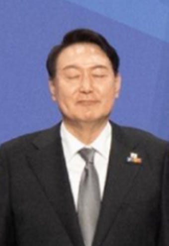 윤 대통령에 연신 결례 범한 나토…'면담 연기'부터 '눈 감은 사진'까지