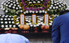 수원 세 모녀 유족 없이 공영장례…영정사진 없이 위패 나란히