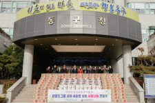 던필드그룹 서순희 회장, 광주 동·남구청에 백미 4500kg·컵라면 400박스 전달
