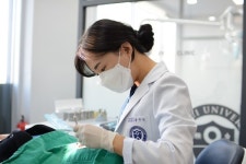 전체 치아 상실했다면···임플란트 틀니로 대체할 수 있어