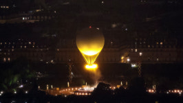 [포토] 파리올림픽 개막 알리는 열기구 성화대의 화려한 비상