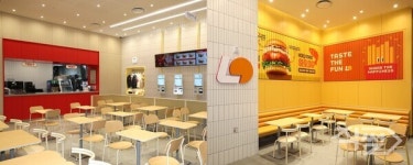 롯데리아, 롯데월드몰점 특화 매장으로 재단장···특별 메뉴 선봬